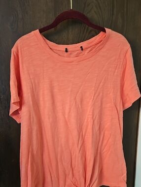 Women's Coral Short-Sleeve Crewneck Tee